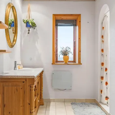 Dom wakacyjny 3 Bedroom Lovely In *