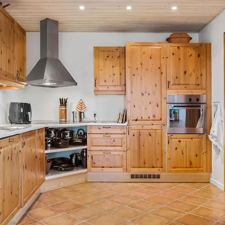 Dom wakacyjny 3 Bedroom Lovely In *